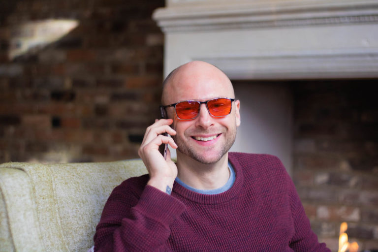 Foxman frames oranžové, červené a slnečné klipy proti modrému a zelenému svetlu k rámu Harrison