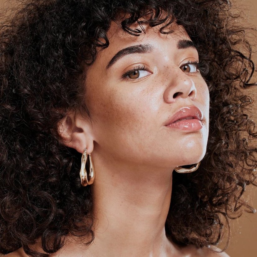 Nui prírodný tekutý make-up s hodvábnym efektom Taiao 03