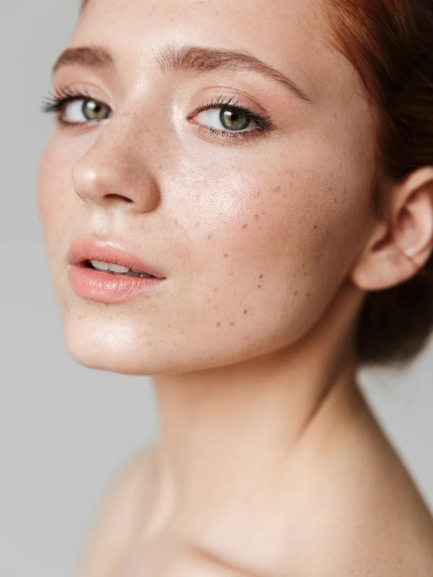 Nui přírodní tekutý make-up s hedvábnym efektem odstín Intense Kanapa 01
