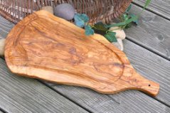 Olivenholz  Rustikální prkénko s rukojetí a s drážkou, délka 34 cm