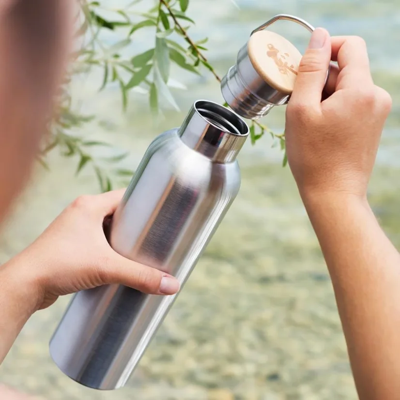 Pandoo izolovaná nerezová termo láhev s bambusovým víčkem 750 ml