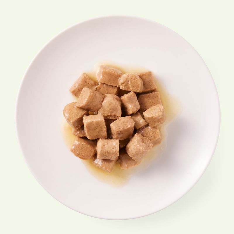 Yarrah Bio Chunks masové kousky kuře & bio hovězí s bio kopřivou & bio rajčaty v omáčce pro kočky 405 g
