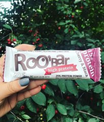 Roo'bar Bio  vysokoproteinová tyčinka s třešněmi a maccou 60 g