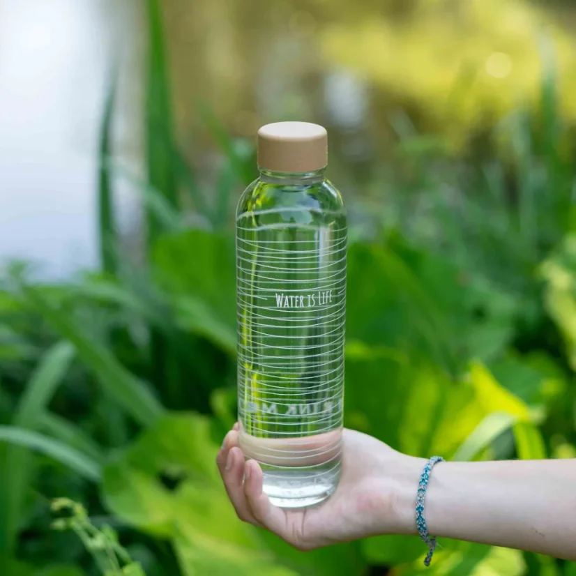 Carry sklenená fľaša na pitie Water is life - objem: 1 l