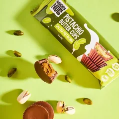 Balení Naughty Nuts Pistachio Butter Cups Salted Pistachio BIO a rozkrojený košíček