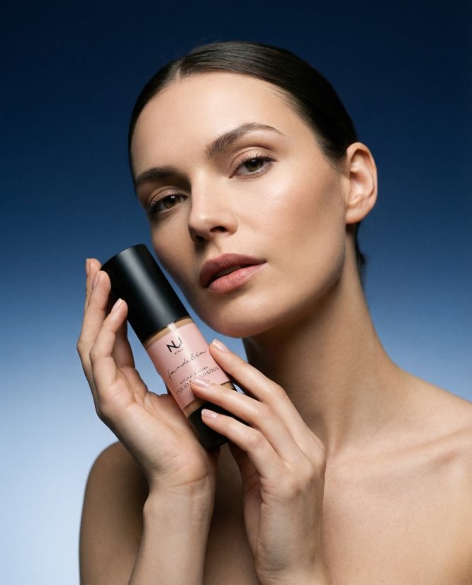 Nui přírodní tekutý make-up s hedvábnym efektem odstín Intense Kanapa 01